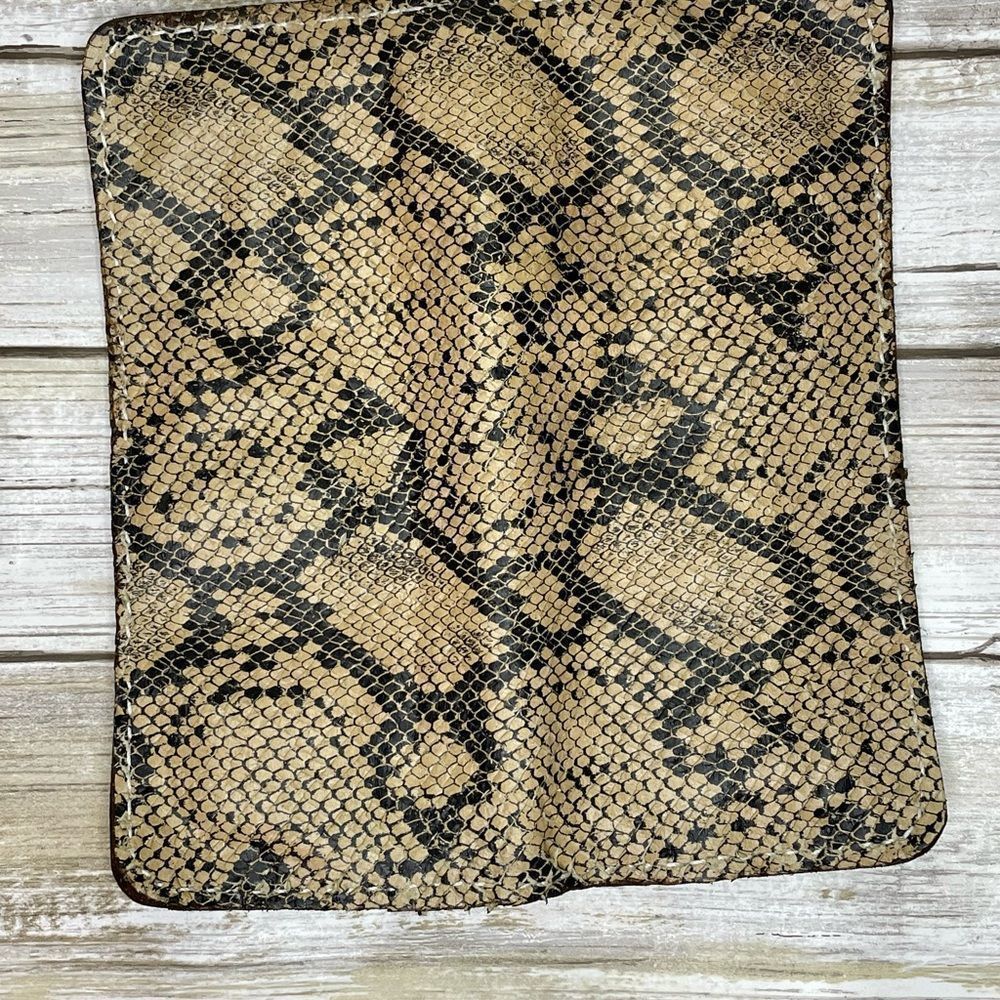 Leather snake skin wallet has cash pockets so that you can stick to your budget - Picture 8 of 14